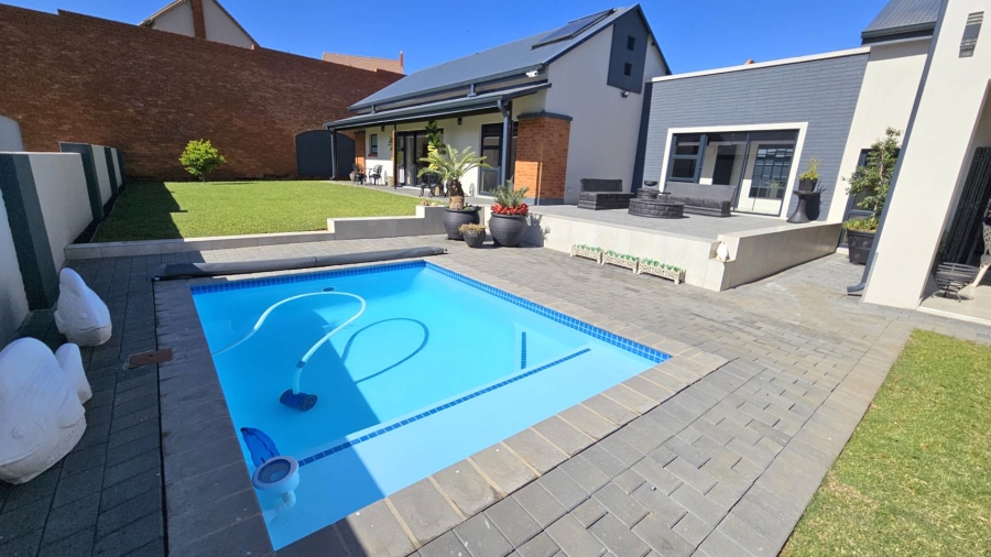 3 Bedroom Property for Sale in Meerhof North West